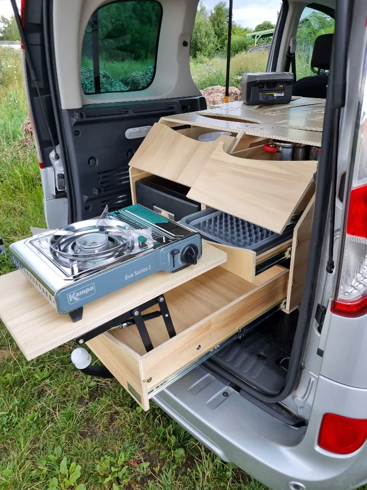 Kit cuisine amovible utilisé à l'arrière d'un véhicule