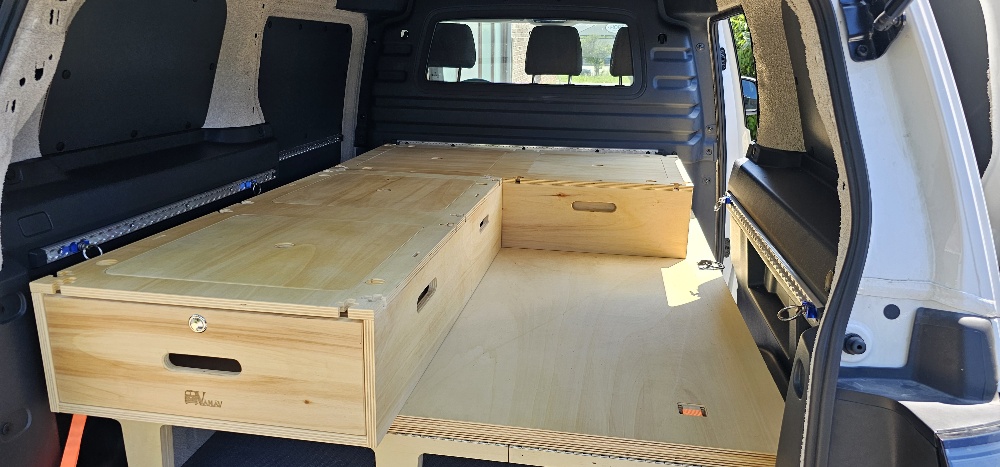 Mobikit Box installée à l'arrière d'un Volkswagen Caddy aménagé, lit prêt pour la nuit
