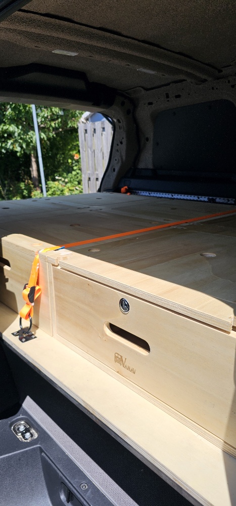 Coffre de Volkswagen Caddy vide après démontage du mobilier amovible VanAV