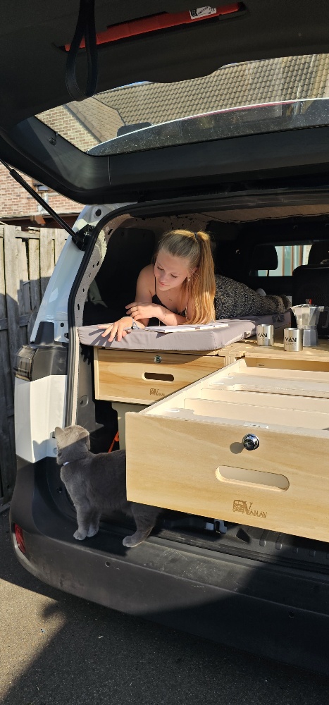 Caisson Mobikit cuisine utilisé sous le hayon ouvert d'un Caddy aménagé